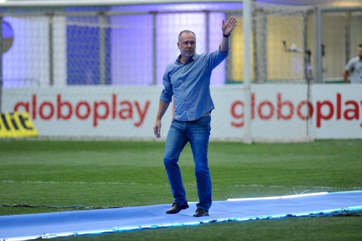 Jogadores, integrantes da comisso tcnica e dirigentes do Cruzeiro recebem faixas alusivas ao ttulo da Copa do Brasil