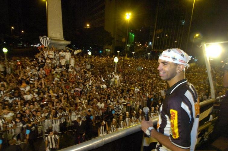 6 - Ttulo mineiro: As grandes atuaes individuais empolgavam, mas faltava uma conquista coletiva para coroar o bom momento de Tardelli. E o primeiro ttulo veio em 2010. Capito do time, o atacante fez gol nos dois jogos da final do Campeonato Mineiro contra o Ipatinga, levantou a taa estadual e festejou com a torcida no Centro de Belo Horizonte.