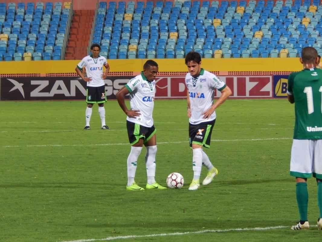 Imagens do duelo entre Gois e Amrica, com portes fechados no Estdio Olmpico