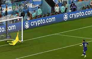 Goleiro Wojciech Szczesny defendeu pnalti cobrado por Messi no duelo entre Polnia e Argentina no Estdio 974