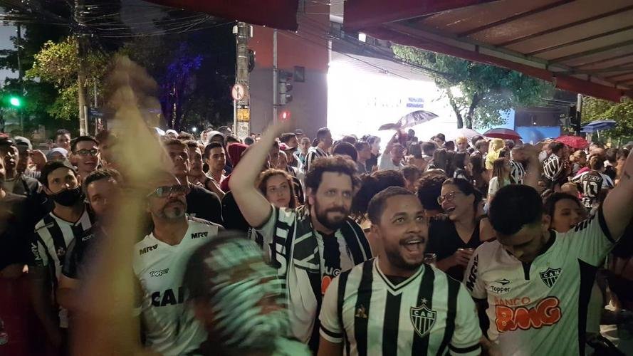 Atleticanos no Bar do Salomo, em BH, durante a final da Copa do Brasil contra o Athletico-PR.