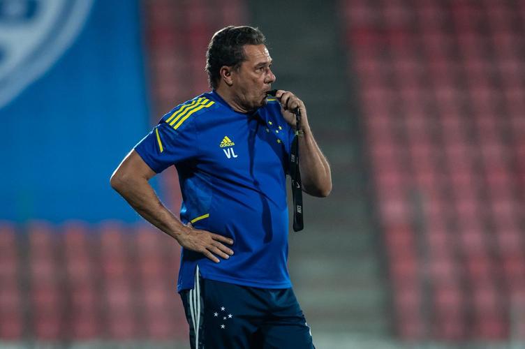 Cruzeiro treinou na Arena do Jacaré, em Sete Lagoas, local do jogo desta quinta, 19h, contra o Operário-PR, pela 24ª rodada da Série B do Brasileiro; veja imagens da atividade comandada pelo técnico Vanderlei Luxemburgo