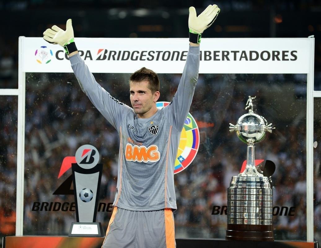 ATLTICO - Aps atuaes hericas em 2013, o goleiro Victor foi 'canonizado' na temporada do ttulo da Copa Libertadores de 2013.