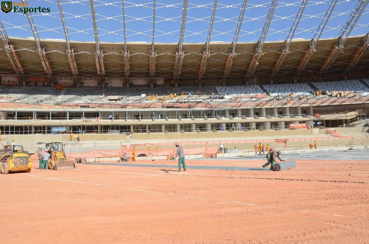 02/10/2012 - Estrutura da nova cobertura quase totalmente prontas. No anel superior e inferior, comea a instalao de cadeiras. Obras avanam nos camarotes e reas vip. No campo, preparao da drenagem.