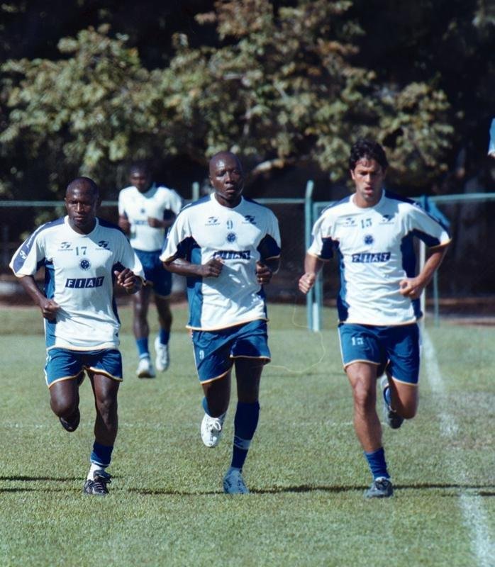 Fotos da passagem do jogador Rincn pelo Cruzeiro, em 2001.  Ele faleceu aos 55 anos nesta quarta-feira (13/4/2022), aps sofrer acidente automobilstico em Cali, na Colmbia, no dia 11.