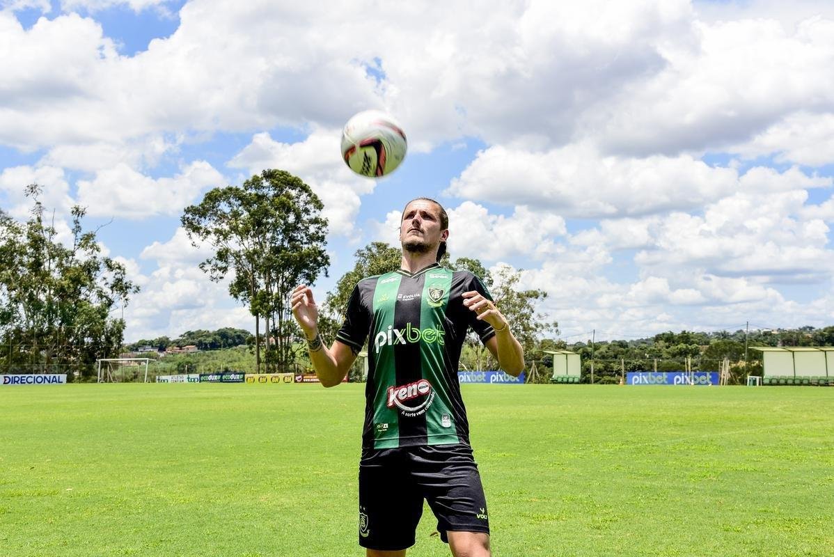 Zagueiro Iago Maidana, um dos nove refor�os do Am�rica para 2022, durante sua apresenta��o no CT Lanna Drumond, nesta quinta-feira (20)