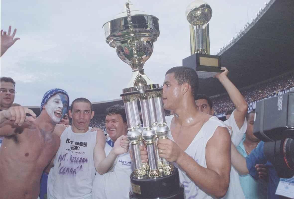 Depois da vitria por 2 a 1 sobre o Paysandu naquele 30 de novembro, no Mineiro, resultado que confirmou o ttulo brasileiro de 2003 com duas rodadas de antecedncia, jogadores do Cruzeiro, comisso tcnica e diretoria promoveram uma grande festa no gramado. Sem a taa oficial da CBF, o elenco deu a volta olmpica com trofus simblicos. Os mais de 75 mil presentes festejaram a indita Trplice Coroa no futebol brasileiro. Antes, o clube celeste j havia conquistado o Campeonato Mineiro de forma invicta e a Copa do Brasil.
