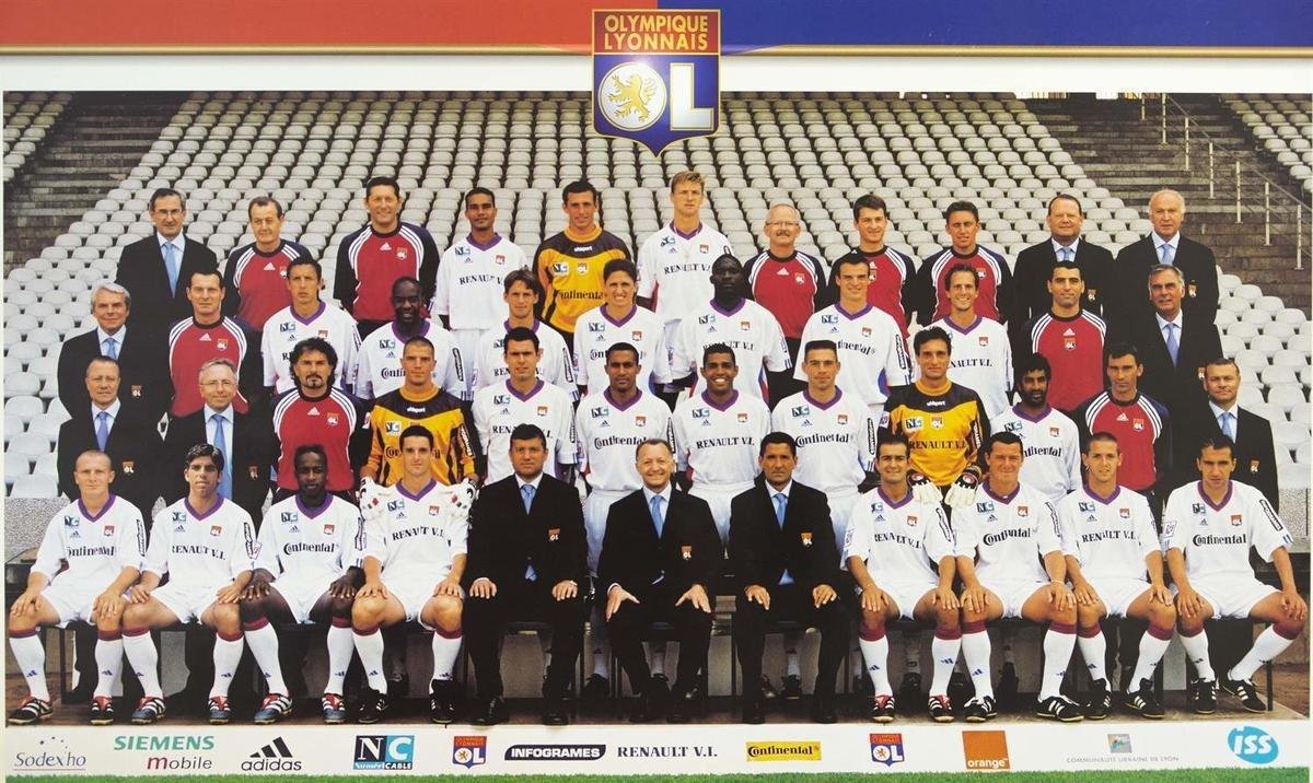 Lyon - O primeiro ttulo do heptacampeonato francs do Lyon foi marcante. Na temporada 2001/02, a equipe dos brasileiros Edmlson, Cludio Caapa, Juninho Pernambucano e Sonny Anderson tinha seis pontos a menos que o Lens faltando cinco rodadas para o fim da competio. Dos ltimos 15 pontos disputados, o time somou 13, enquanto o concorrente fez apenas cinco, incluindo um triunfo no confronto direto na ltima partida. Desta forma, o Lyon conquistou o seu primeiro ttulo nacional.