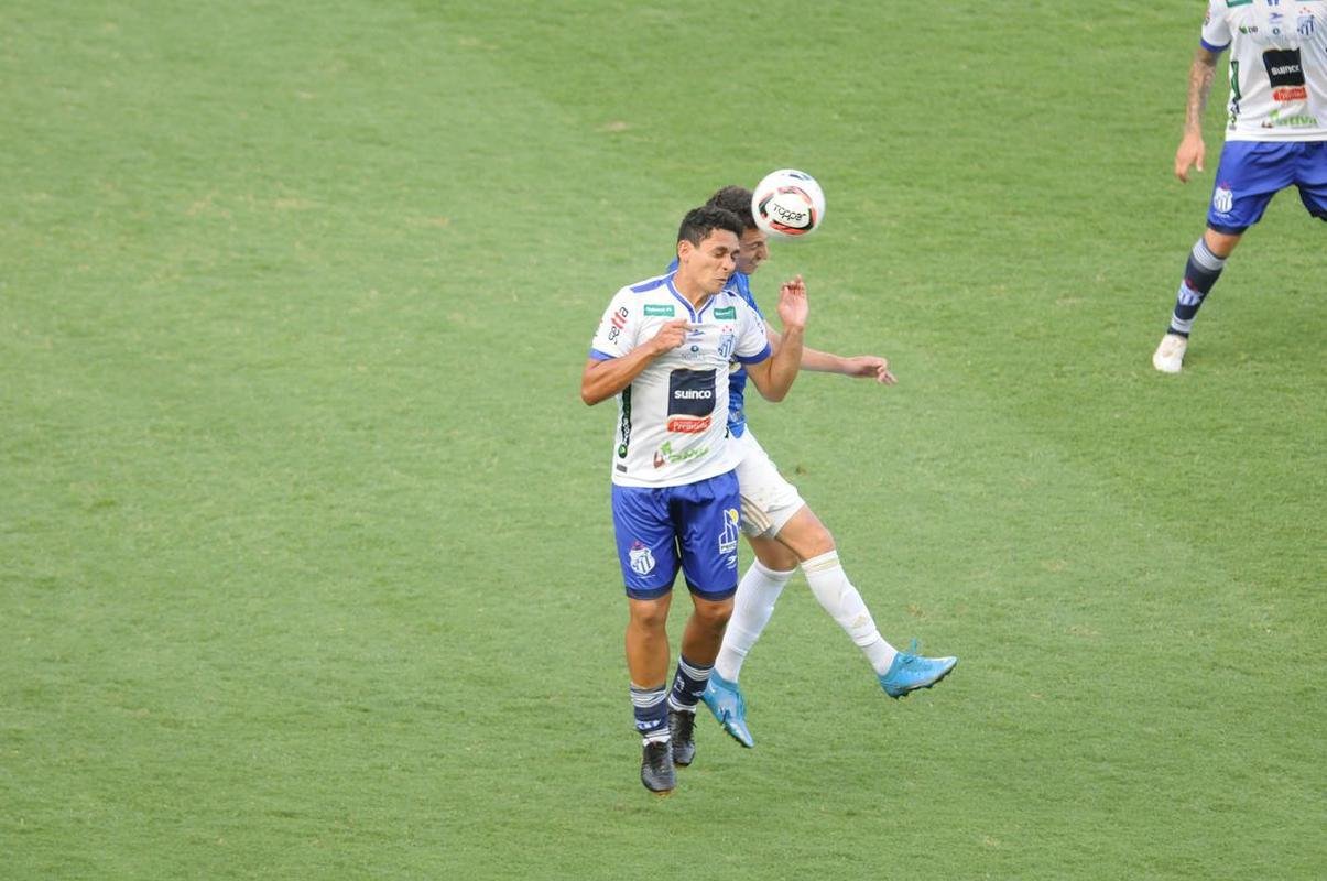 Cruzeiro goleou URT por 3 a 0 no Independncia com gols de Thiago, Machado e Edu em sua estreia no Mineiro. Ronaldo, dono da SAF, assistiu  partida no Horto. Duelo marcou estreia do tcnico uruguaio Paulo Pezzolano