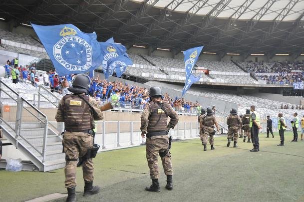 Reaes da torcida do Cruzeiro na partida contra o Palmeiras, no Mineiro, pelo Brasileiro