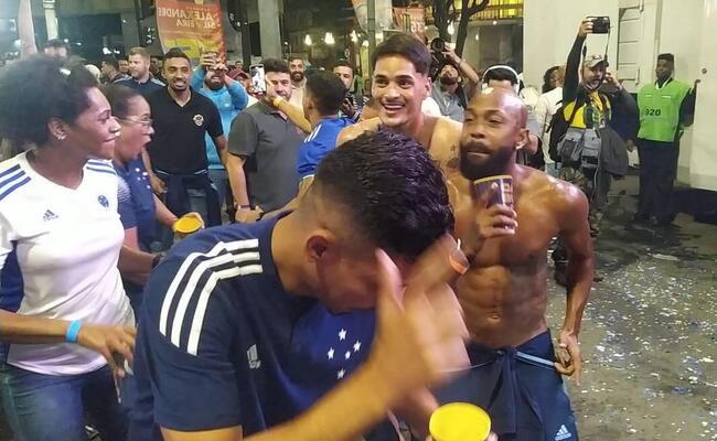 Jogadores do Cruzeiro caem na dana ao som da banda Psirico