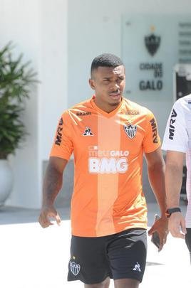 Treino do Atltico nesta segunda-feira, na Cidade do Galo, contou com a volta do meia  Juan Cazares. Direo no chegou a acordo para vend-lo a clube saudita. Tcnico Rafael Dudamel relacionou 23 jogadores para a viagem a Santa Fe, local da estreia na Sul-Americana, quinta-feira, contra o Unin-ARG. Jogador equatoriano ficou fora da lista.