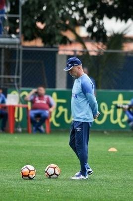 Cruzeiro treinou na tarde desta segunda-feira, na Toca da Raposa II, e embarcou para Buenos Aires horas depois. Na quarta, time enfrenta o Boca Juniors, na Bombonera, pela Copa Libertadores. O meia Arrascaeta, com dores na coxa esquerda, no viajou com a delegao. Tambm ficaram em Belo Horizonte o meia Mancuello e o atacante Sass.