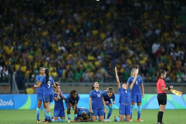 Imagens emocionantes das cobranas de pnaltis no Mineiro e da classificao do Brasil s semifinais do torneio feminino de futebol dos Jogos Olmpicos. Goleira Brbara pegou pnalti e deu vitria  Seleo por 7 a 6 sobre a Austrlia. Com 52 mil pagantes, estdio foi  loucura.