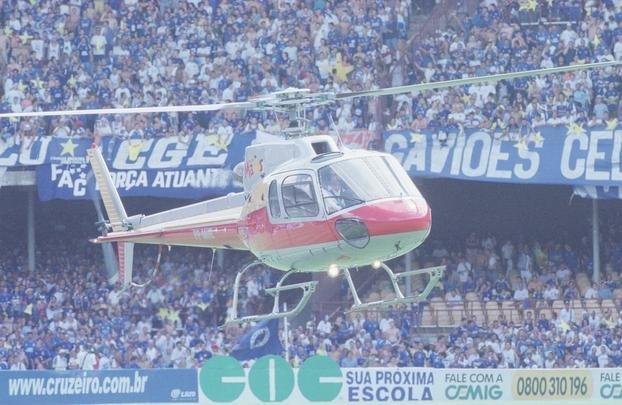 Torcida do Cruzeiro lotou Mineiro em 30 de novembro de 2003 para assistir ao duelo com o Paysandu, pela 44 rodada do Campeonato Brasileiro, que confirmaria o ttulo brasileiro e a Trplice Coroa. O pblico foi de 73.141 pagantes e gerou uma renda de R$ 827.201,00. O nmero de presentes no foi divulgado. O time celeste no decepcionou, venceu por 2 a 1, com gols de Zinho e Mota, e deu incio  festa em Belo Horizonte.