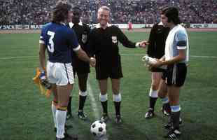 1974 - Brasil usou o uniforme azul, j oficialmente reserva, pela terceira vez em Copas do Mundo contra a Argentina. Antes de 1958, o azul celeste foi utilizado provisoriamente em partida contra a Polnia, em 1938