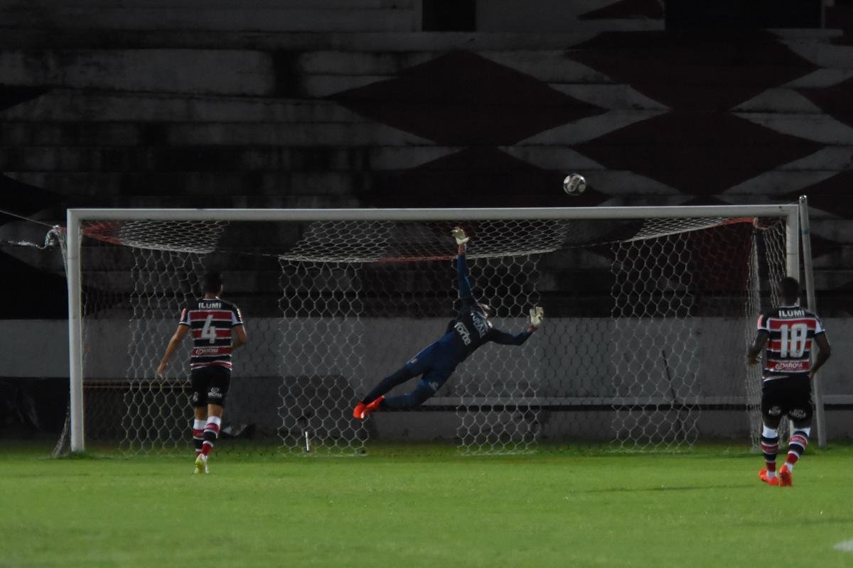 Em jogo movimentado, Santa Cruz e Treze se enfrentaram pela estreia da Série C de 2019. O time paraibano saiu à frente no primeiro tempo, com vantagem de 2 a 0 no placar. Com a virada após o intervalo, o Santa Cruz pressionou, mas o empate só viria após a invasão de um cachorro. Batizado depois de 'Pipicão', o cão foi retirado de campo pelo goleiro Anderson, e daí por diante o Santa empatou com gols de Neto Costa e Guilherme Queiroz, ambos reservas da equipe na ocasião.