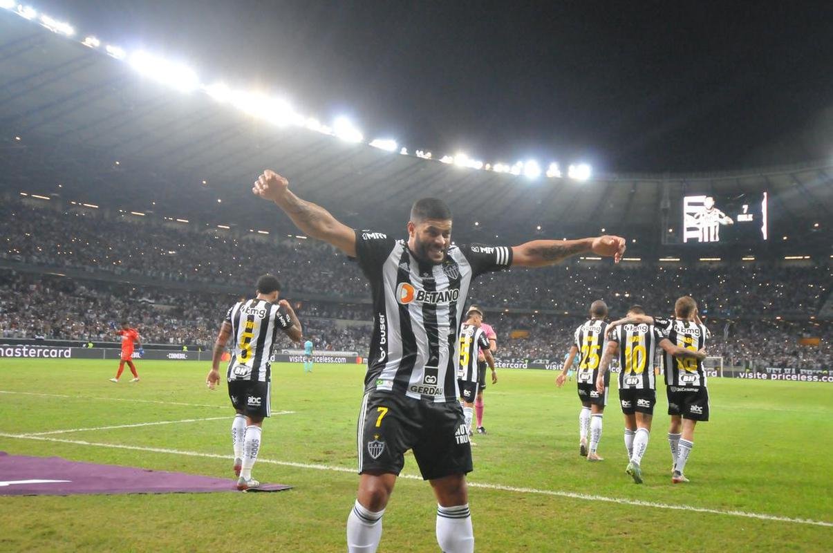 Fotos do gol de Hulk, que deu a vitria ao Galo sobre o Emelec e a classificao s quartas de final da Libertadores
