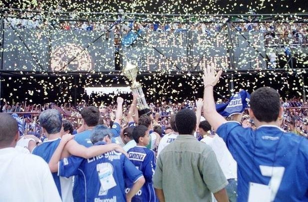Depois da vitria por 2 a 1 sobre o Paysandu naquele 30 de novembro, no Mineiro, resultado que confirmou o ttulo brasileiro de 2003 com duas rodadas de antecedncia, jogadores do Cruzeiro, comisso tcnica e diretoria promoveram uma grande festa no gramado. Sem a taa oficial da CBF, o elenco deu a volta olmpica com trofus simblicos. Os mais de 75 mil presentes festejaram a indita Trplice Coroa no futebol brasileiro. Antes, o clube celeste j havia conquistado o Campeonato Mineiro de forma invicta e a Copa do Brasil.