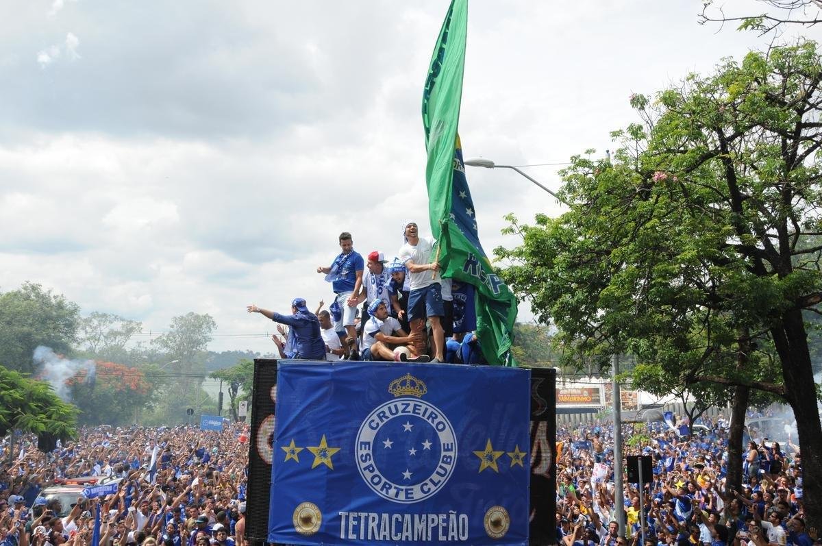 Antes do jogo com o Fluminense, em 7 de dezembro de 2014, jogadores do Cruzeiro desfilaram em carro aberto entre a Toca da Raposa II e o Mineiro, onde receberiam a taa de tetracampeo brasileiro. Uma multido azul tomou conta da Pampulha e festejou o quarto ttulo da Srie A. No jogo das faixas, a Raposa venceu o Tricolor por 2 a 1.