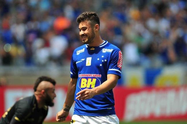 Vincius Arajo (atacante) - goleador na base, subiu ao time principal do Cruzeiro em 2013, aos 20 anos. Logo na primeira temporada, conseguiu bons nmeros: 11 gols em 27 partidas. No Campeonato Brasileiro, do qual a Raposa se sagrou campe, o jovem centroavante balanou a rede sete vezes, mesmo nmero de Willian e Everton Ribeiro. Em janeiro de 2014, o Valencia, da Espanha, comprou 50% de seus direitos econmicos por 3,5 milhes de euros (R$ 11,5 milhes). Na Europa, a carreira do atleta declinou, e ele no conseguiu jogar em alto nvel nem mesmo na volta ao Brasil. Na segunda passagem pelo Cruzeiro, em 2015, Vincius fez trs gols em 14 jogos. Hoje, aos 27 anos, disputa a segunda diviso do Japo no Montedio Yamagata, pelo qual anotou 12 gols em 34 rodadas.