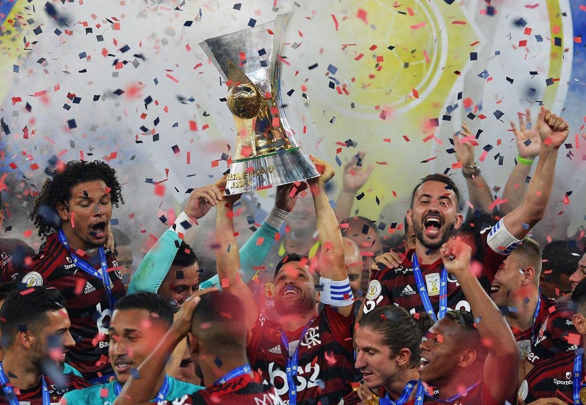 2019 - Flamengo era o líder, com 52 pontos, cinco a mais que o Palmeiras. Time carioca foi campeão, com 90 pontos.