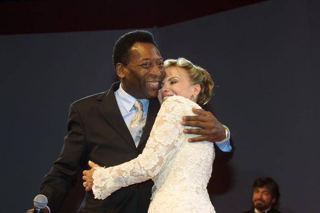 De 1994 a 2008, Pelé foi casado com a cantora Assíria Seixas Lemos, que posteriormente assumiu o sobrenome Nascimento. Eles tiveram um casal de gêmeos: Joshua e Celeste. Pelé também criou desde bebê Gemima McMahom, filha de Assíria com o norte-americano Chris McMahon