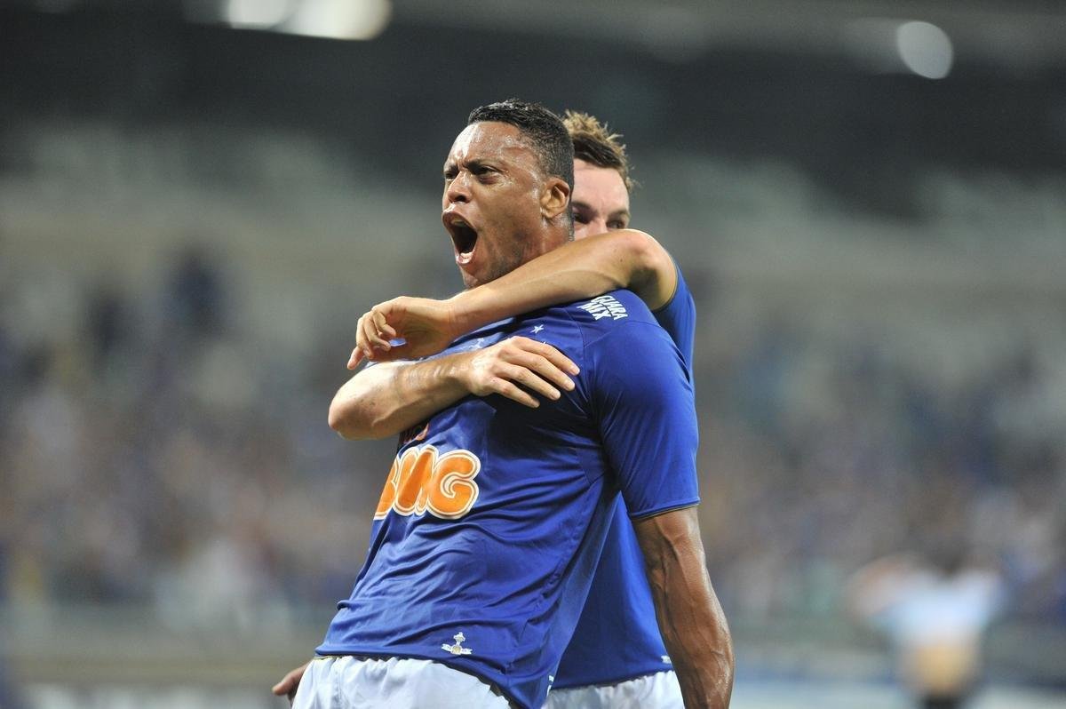 Julio Baptista foi bicampeo brasileiro com o Cruzeiro em 2013 e 2014. O meia herdou a camisa 10 de Diego Souza (vendido) no time de Marcelo Oliveira. Ele fez 62 partidas no clube e marcou 17 gols, alguns deles decisivos, como no triunfo sobre o Vitria por 3 a 1, em 2013, que garantiu o ttulo nacional.
