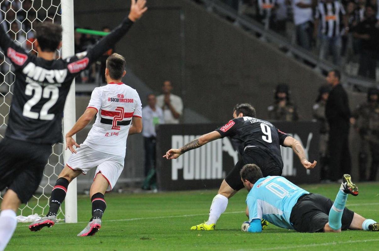 29/07/2015: com trs gols do argentino Lucas Pratto, o Atltico venceu o So Paulo por 3 a 1 no Mineiro. O duelo ocorreu pela 16 rodada do Campeonato Brasileiro.