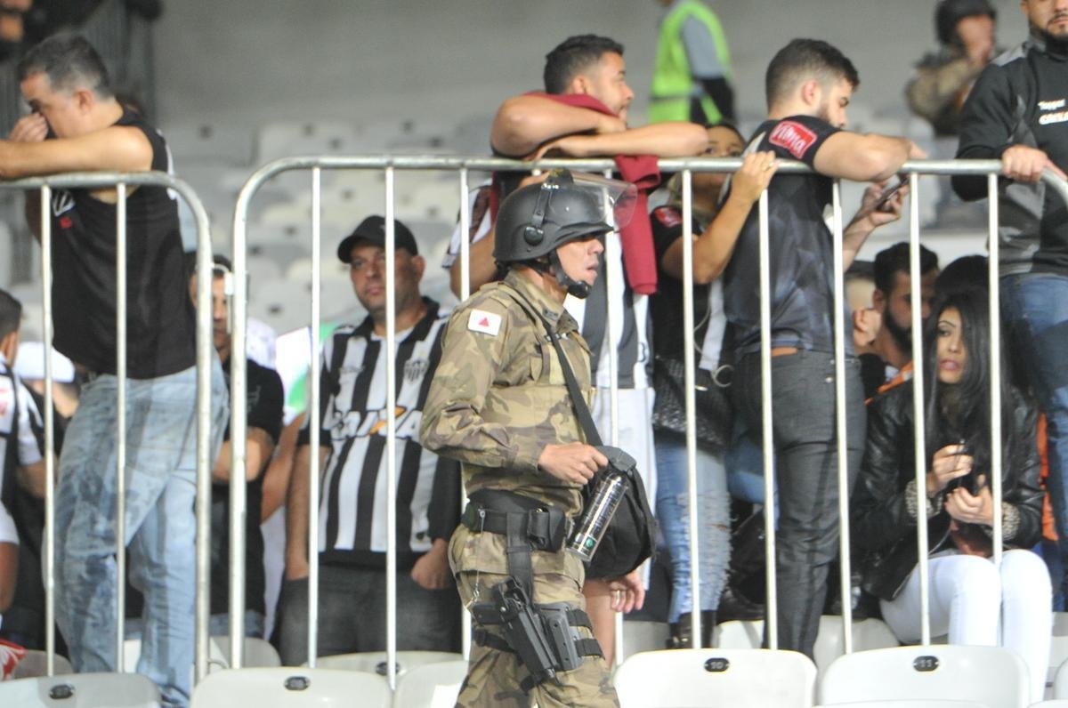 Torcedores do Atltico lotam as arquibancadas do Mineiro para acompanhar a partida vlida pelas quartas de final da Copa do Brasil