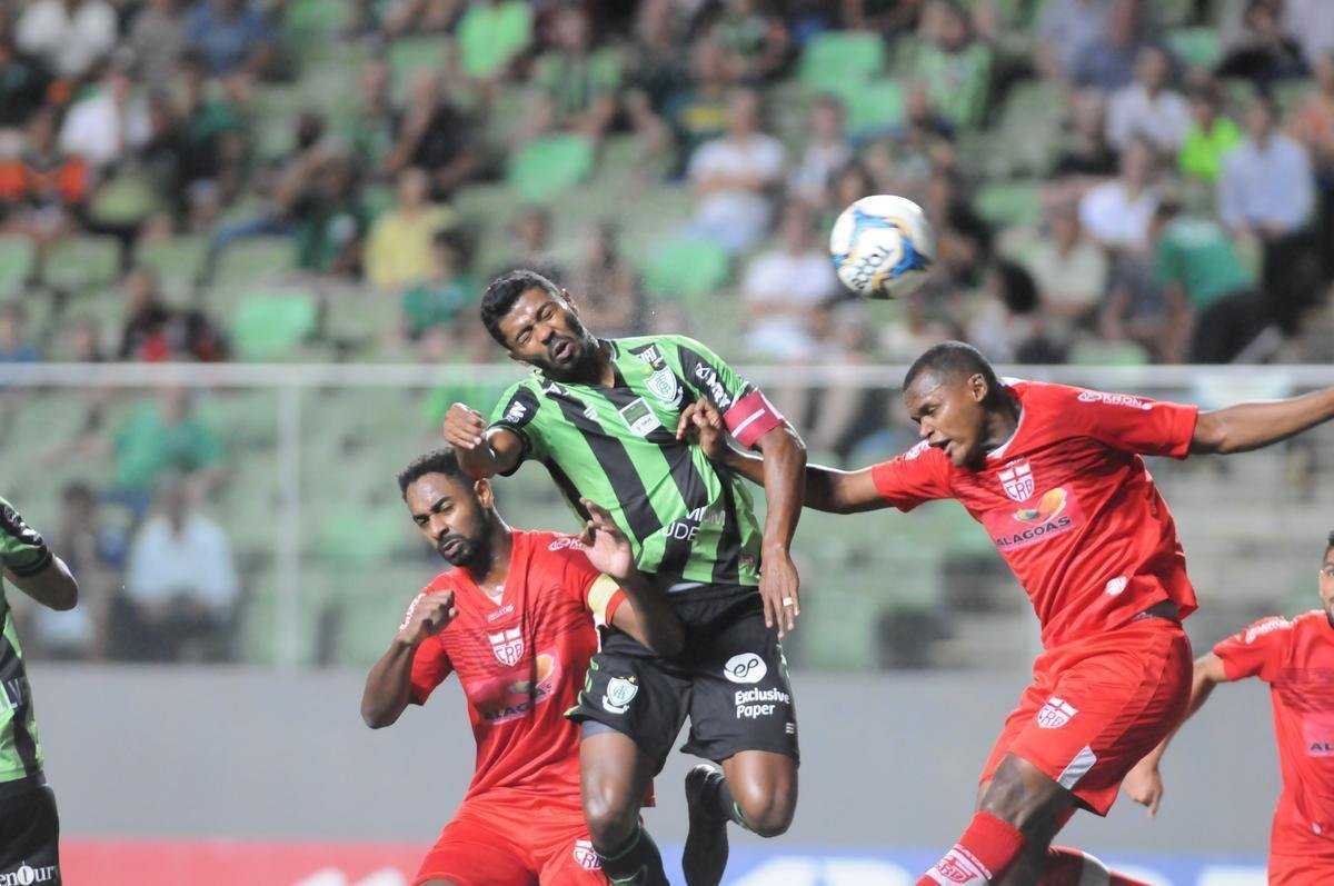 Imagens do duelo entre Amrica e CRB, no Independncia, pela 26 rodada da Srie B