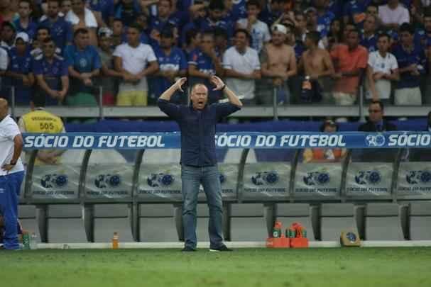 Mano reclamou da expulso de Lucas e tambm foi tirado do jogo pelo rbitro