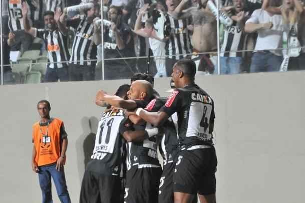 Carlos ampliou para o Atltico no Independncia e fez a festa da torcida