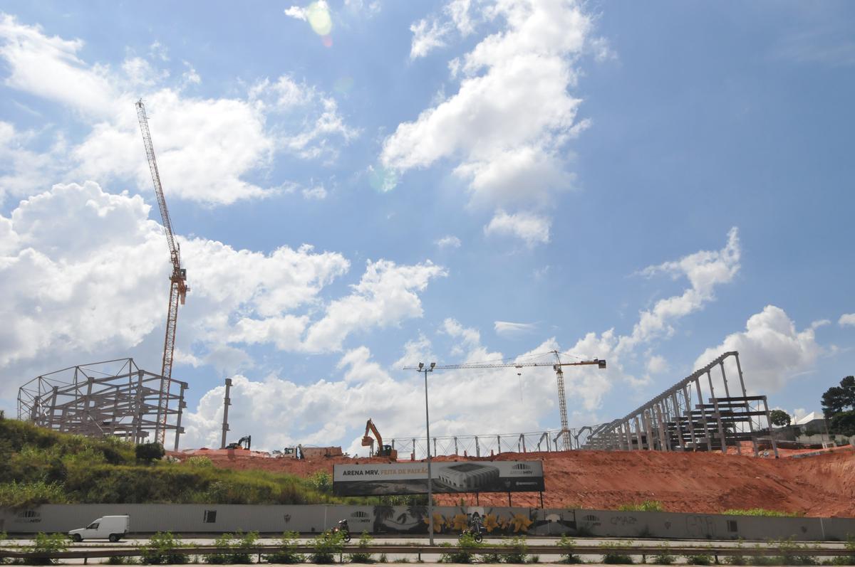 Arena MRV completa um ano de obras neste 20 de abril de 2021. Veja como est o andamento da construo do estdio do Atltico, que tem previso de ficar pronto em outubro de 2022. Sero 46 mil lugares, 2.333 vagas de estacionamento, 40 bares e 80 camarotes. O empreendimento fica no bairro Califrnia, em Belo Horizonte. (Fotos de Gladyston Rodrigues/EM/D. A Press)