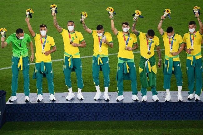 Jogadores da Sele��o Brasileira recebem a medalha de ouro pela conquista ol�mpica no futebol