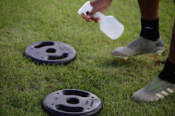 No campo, materiais de treinamento são higienizado antes da prática