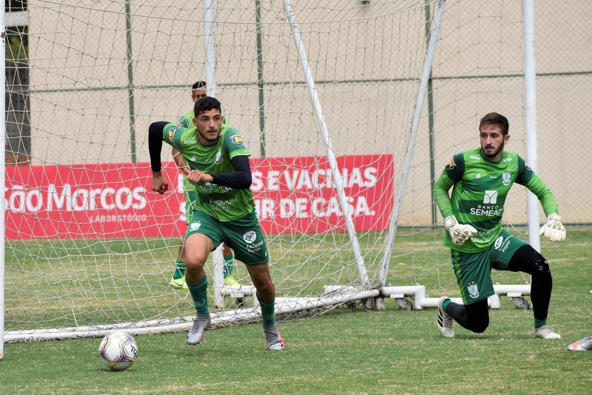 O Amrica segue com treinos preparatrios para a disputa do Campeonato Mineiro 2021. Comandados pelo auxiliar tcnico Mrcio Hahn, jogadores da base americana - e tambm os que tiveram menos oportunidades na temporada 2020 - realizam atividades voltadas ao Estadual.