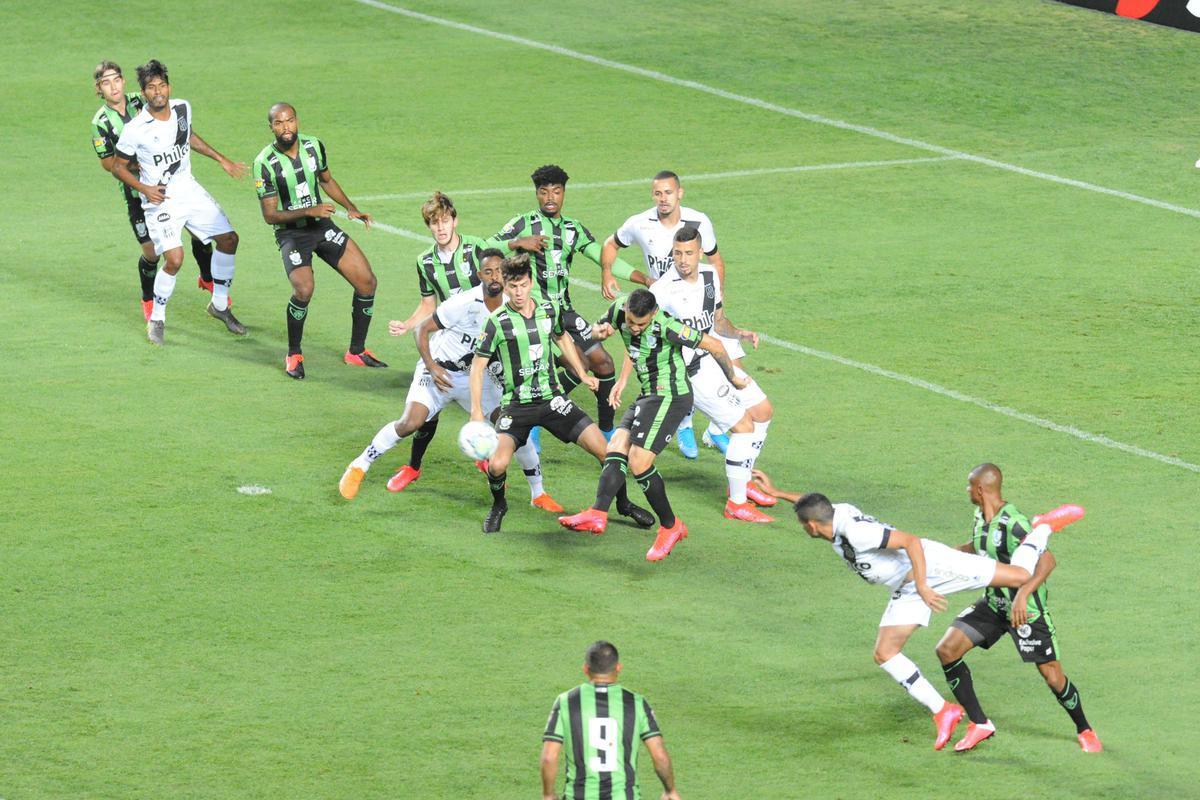 Fotos do duelo entre Amrica e Ponte Preta, no Independncia, em Belo Horizonte, em jogo de volta da quarta fase da Copa do Brasil