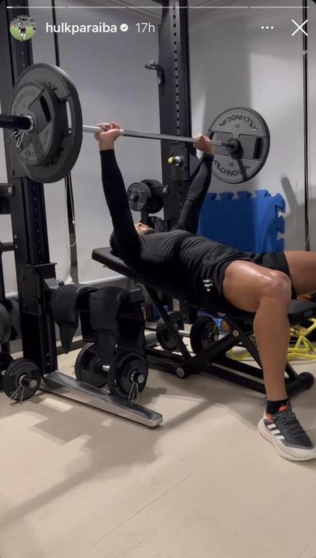 Hulk tambm aproveita as frias para manter a forma fsica em dia.