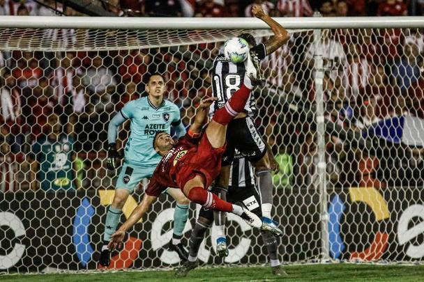 Já no segundo tempo, o jogo foi mais equilibrado. Com as mudanças feitas pelo técnico Paulo Autuori, o Botafogo empatou com gol de Bruno Nazário. Náutico teve chances de marcar o segundo gol com Jorge Henrique e Erick em chances claras, mas ambos perderam os lances.