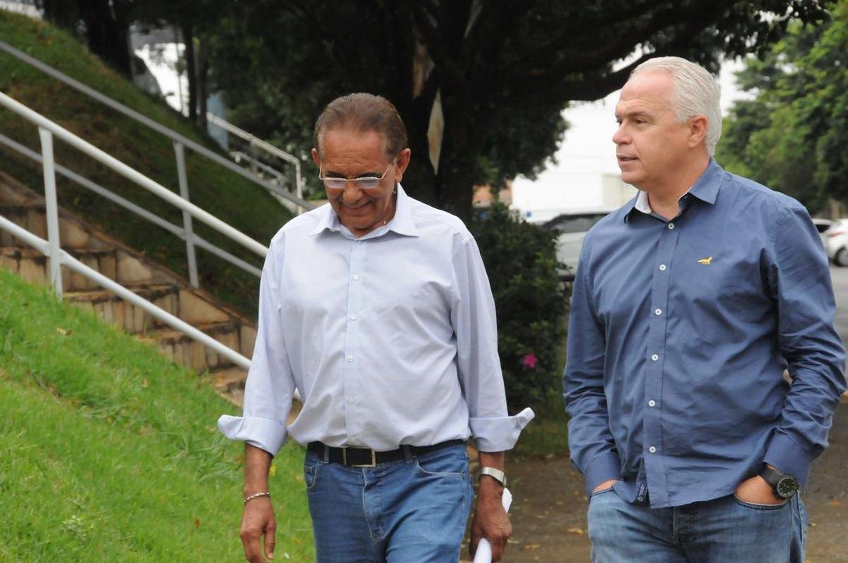 13/01/2016 - Benecy Queiroz com o diretor de futebol Guilherme Mendes