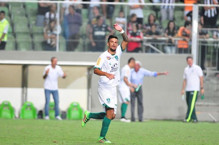 Primeira Liga de 2016 - Atltico e Amrica empataram por 1 a 1 no Independncia. O destaque ficou para o gol marcado por Rafael Bastos. Quase do meio-campo, ele aproveitou a reposio errada do goleiro Giovanni para chutar por cobertura e fazer um golao.