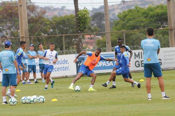 Adilson Batista em ao em seu primeiro treino  frente do Cruzeiro