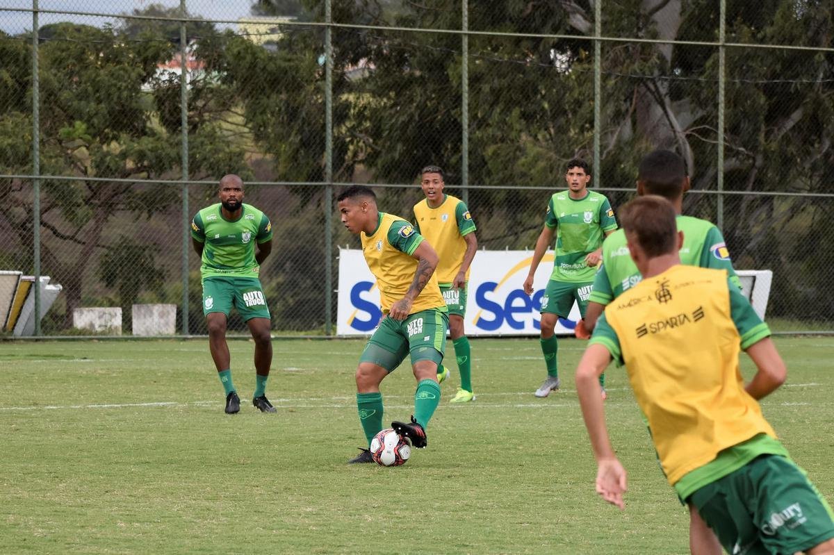O Amrica segue com treinamentos intensivos voltados para a disputa do Campeonato Mineiro. No prximo sbado (27), o Coelho estreia no estadual diante do Boa Esporte, s 19h. A partida ser realizada no Independncia, em Belo Horizonte. A tendncia  que, neste primeiro compromisso, o tcnico Lisca utilize jogadores que tiveram menor minutagem na temporada 2020/21, alm de nomes promissores das categorias de base do clube.