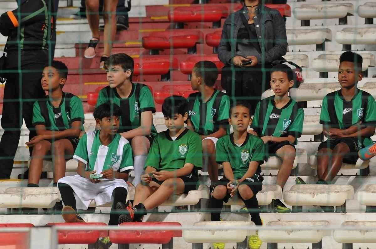 Imagens da torcida alviverde no duelo entre Amrica e Cricima, no Independncia, pela Srie B