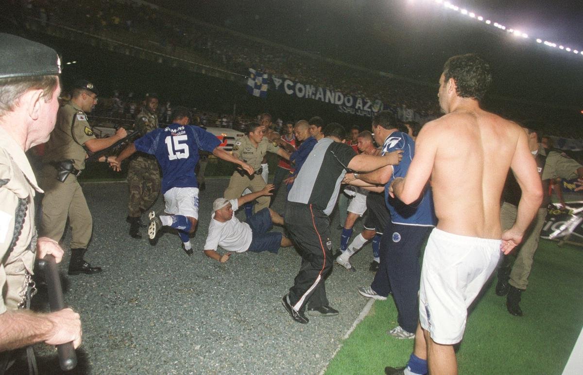 Briga entre Cris, do Cruzeiro, e goleiro Eduardo, do Atltico, no clssico de 2004. Dias depois, atletas fizeram as pazes em audincia no Juizado Especial Criminal, no Forum Lafayette