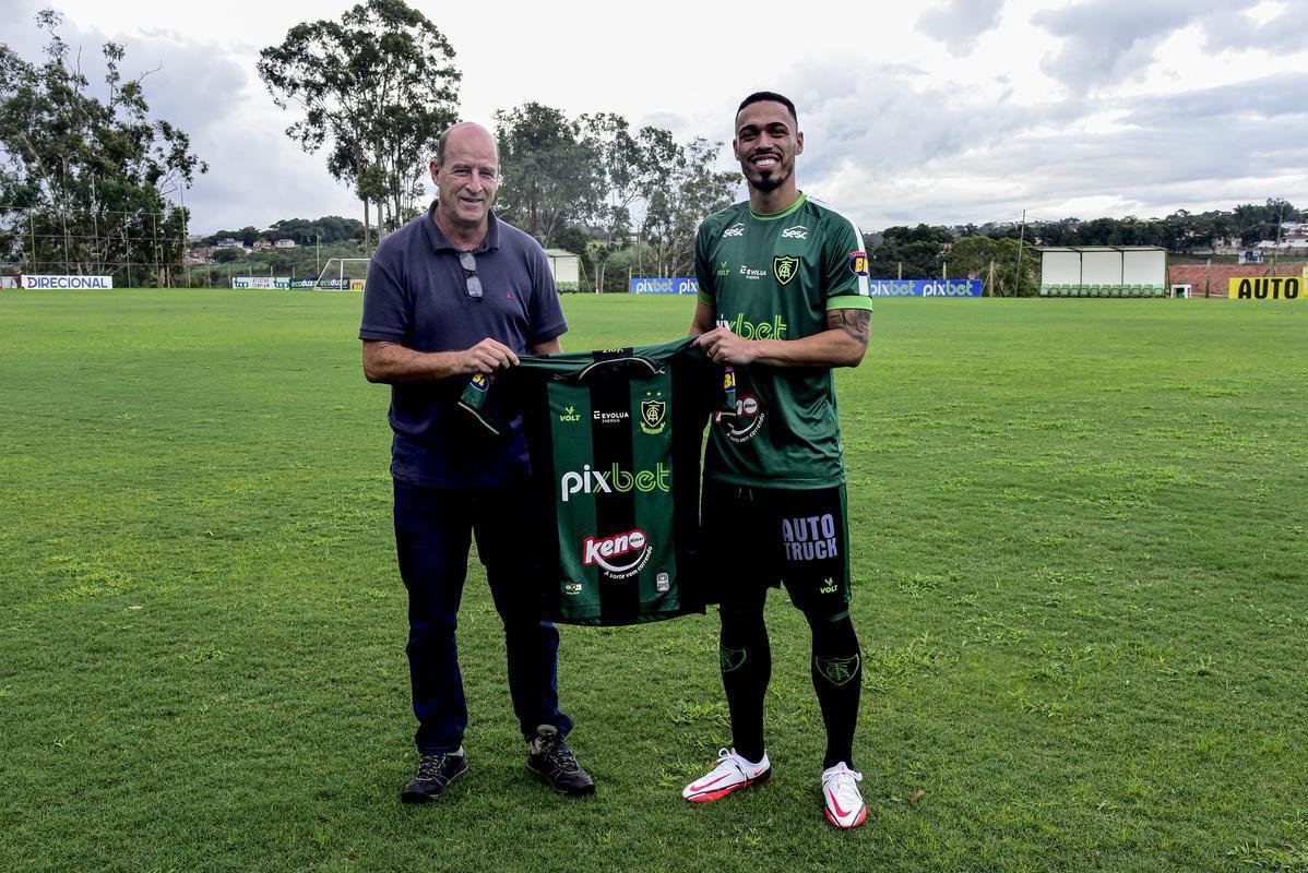 Novo reforo do Amrica para 2022, o zagueiro der foi apresentado oficialmente no dia 10 de janeiro