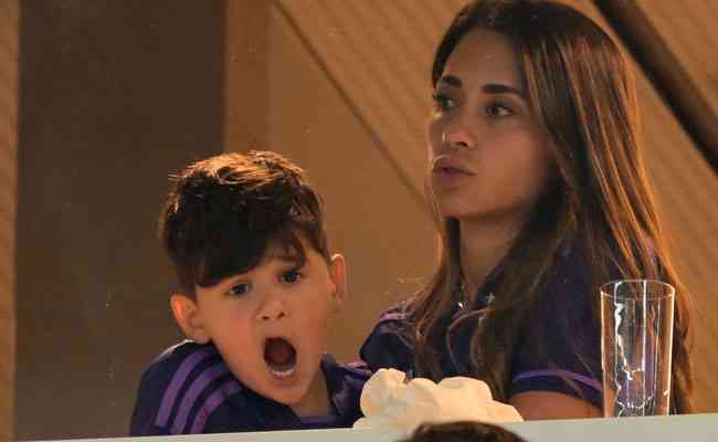 Antonela e Ciro, esposa e filho de Messi, durante o jogo entre Argentina e Polnia na Copa do Mundo do Catar