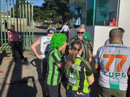 Torcedores americanos fizeram protesto e abordaram os jogadores na porta do CT Lanna Drumond
