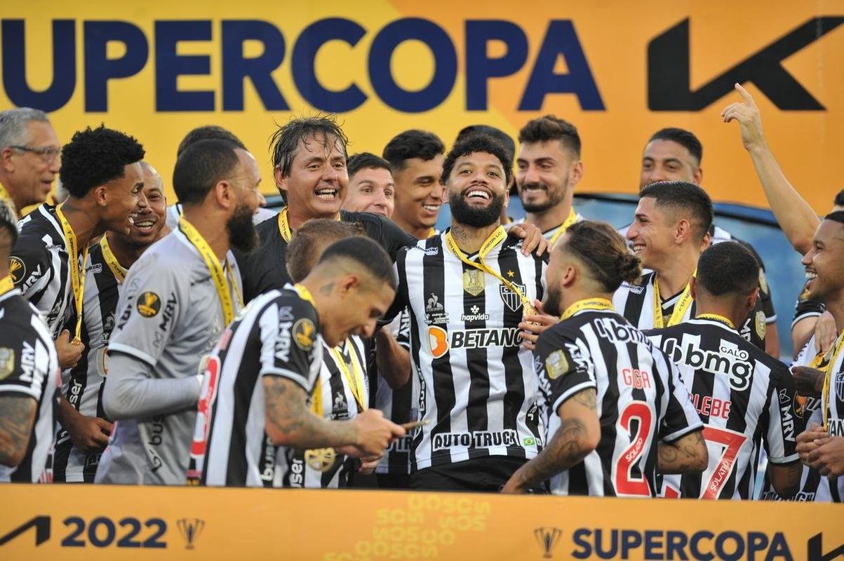 Jogadores do Atltico erguem a taa de campeo da Supercopa do Brasil na Arena Pantanal, em Cuiab